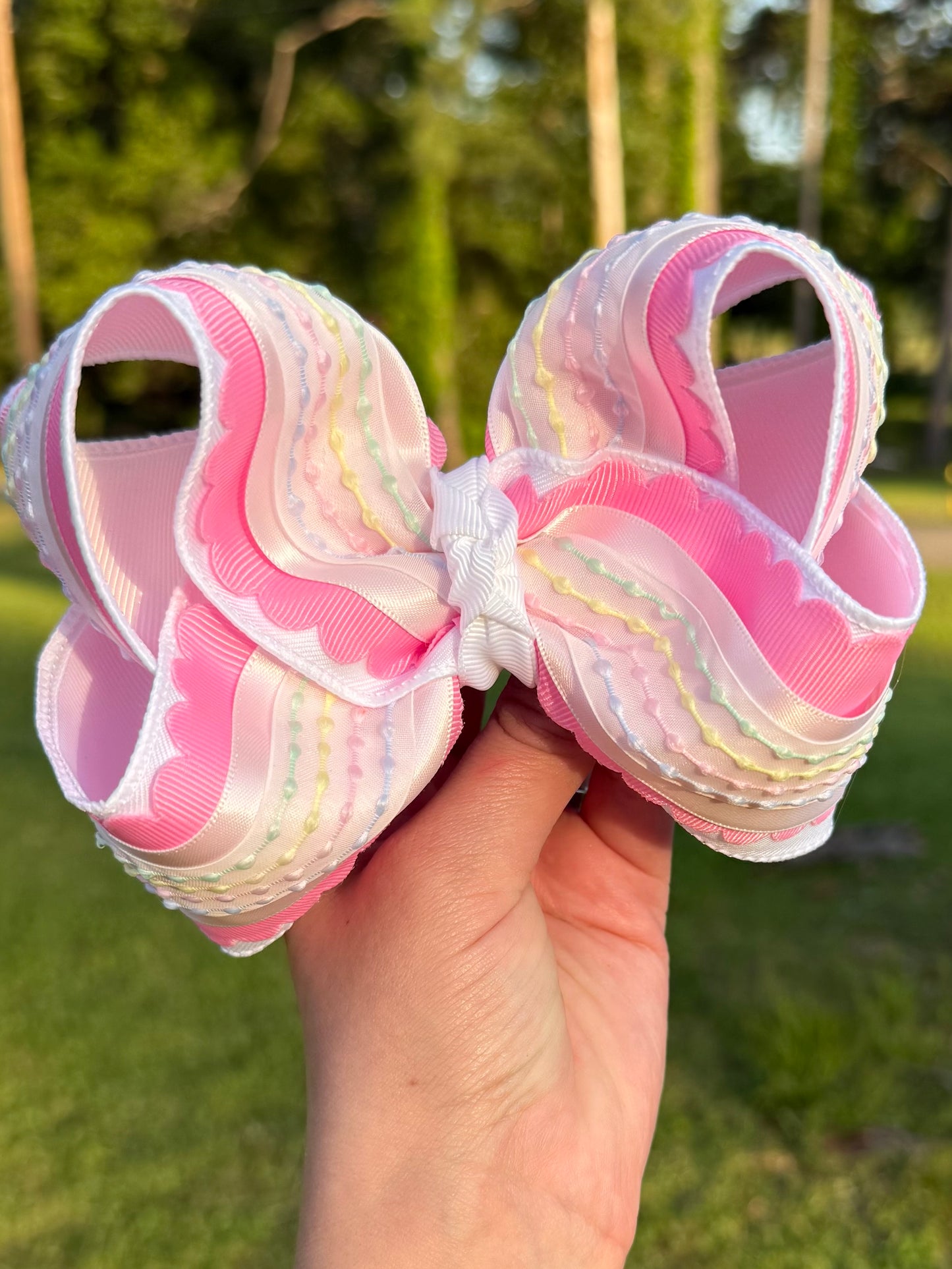 Pink scallop, rainbow lace
