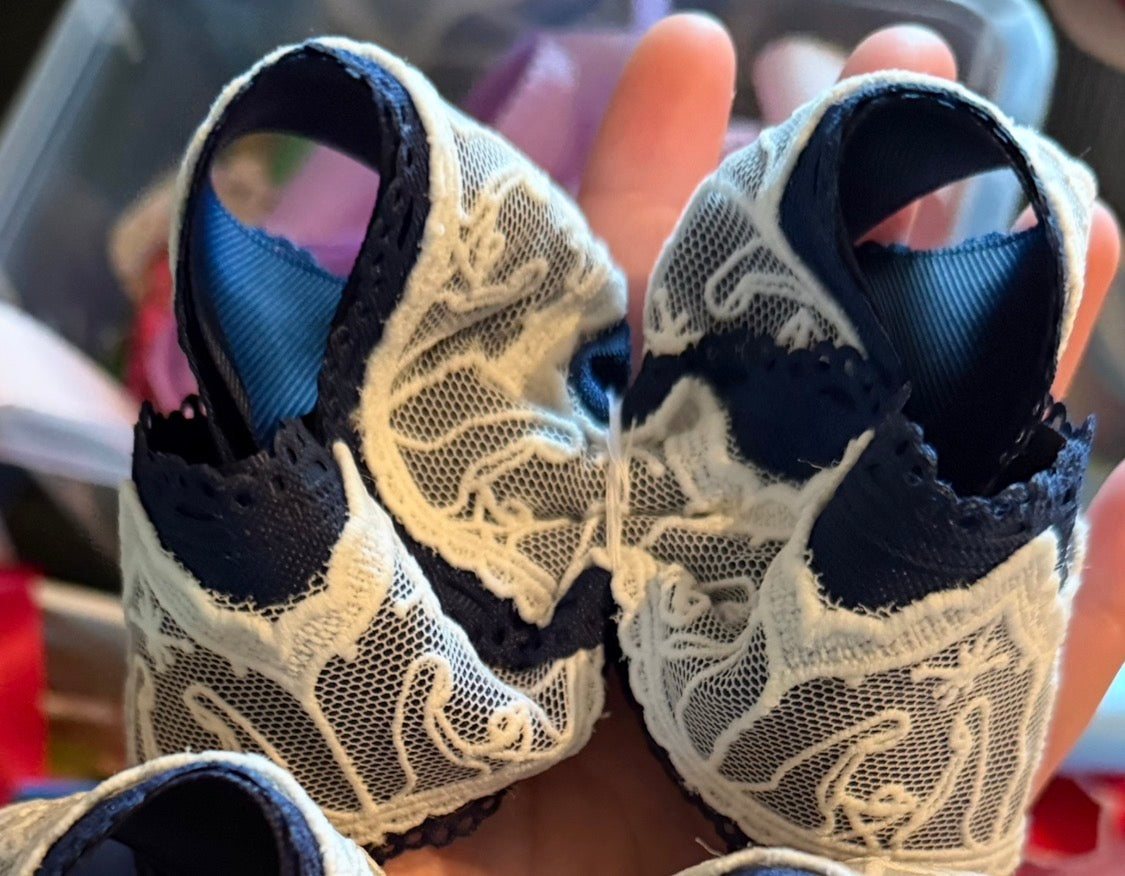 Nativity lace bow