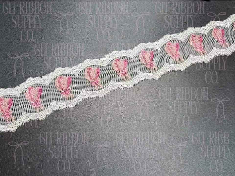 Bonnet lace bows